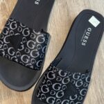 SANDALIA GUESS LETRA